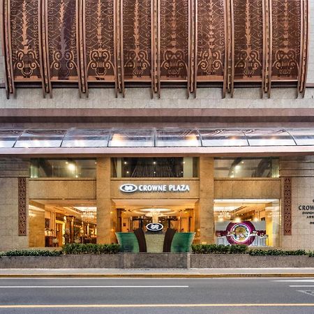 Crowne Plaza Shanghai Nanjing Road By Ihg Екстериор снимка The entrance of the hotel