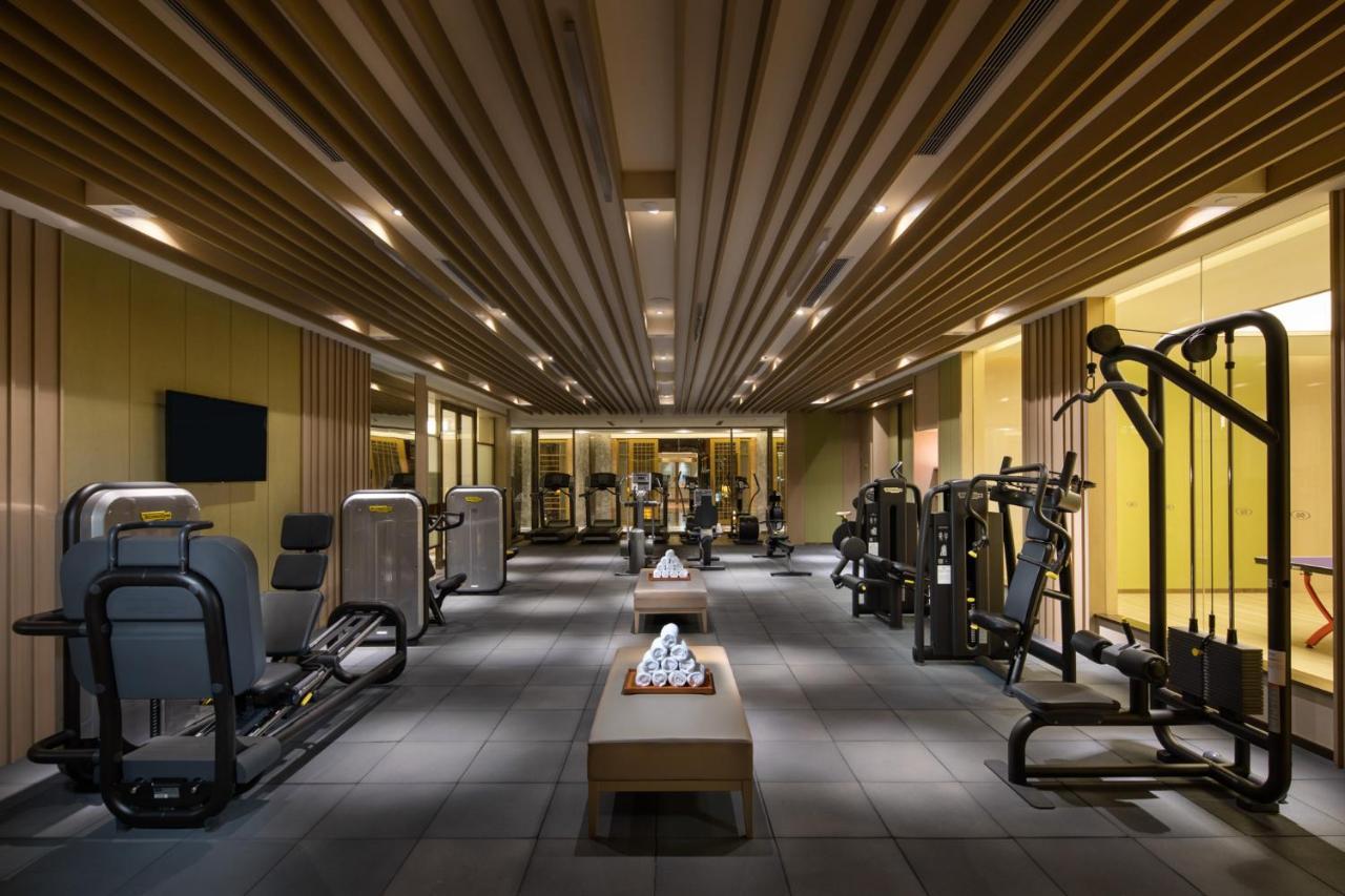 Crowne Plaza Shanghai Nanjing Road By Ihg Екстериор снимка The gym at The Landmark