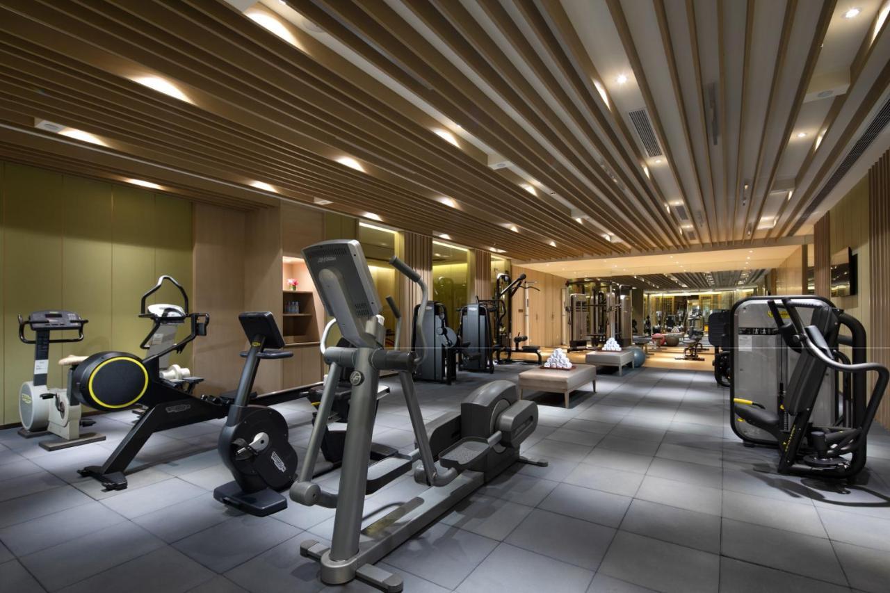 Crowne Plaza Shanghai Nanjing Road By Ihg Екстериор снимка The gym at The Landmark