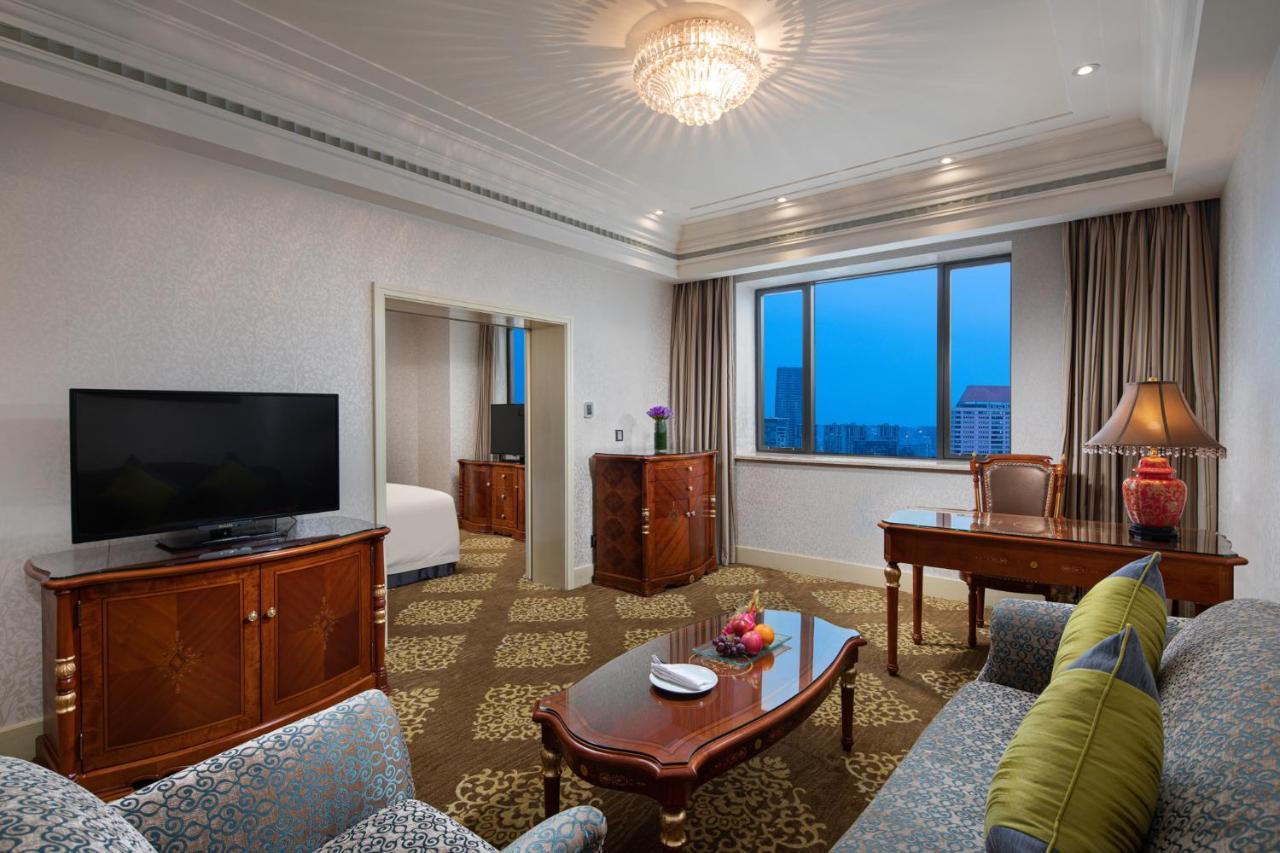 Crowne Plaza Shanghai Nanjing Road By Ihg Екстериор снимка A suite at the hotel