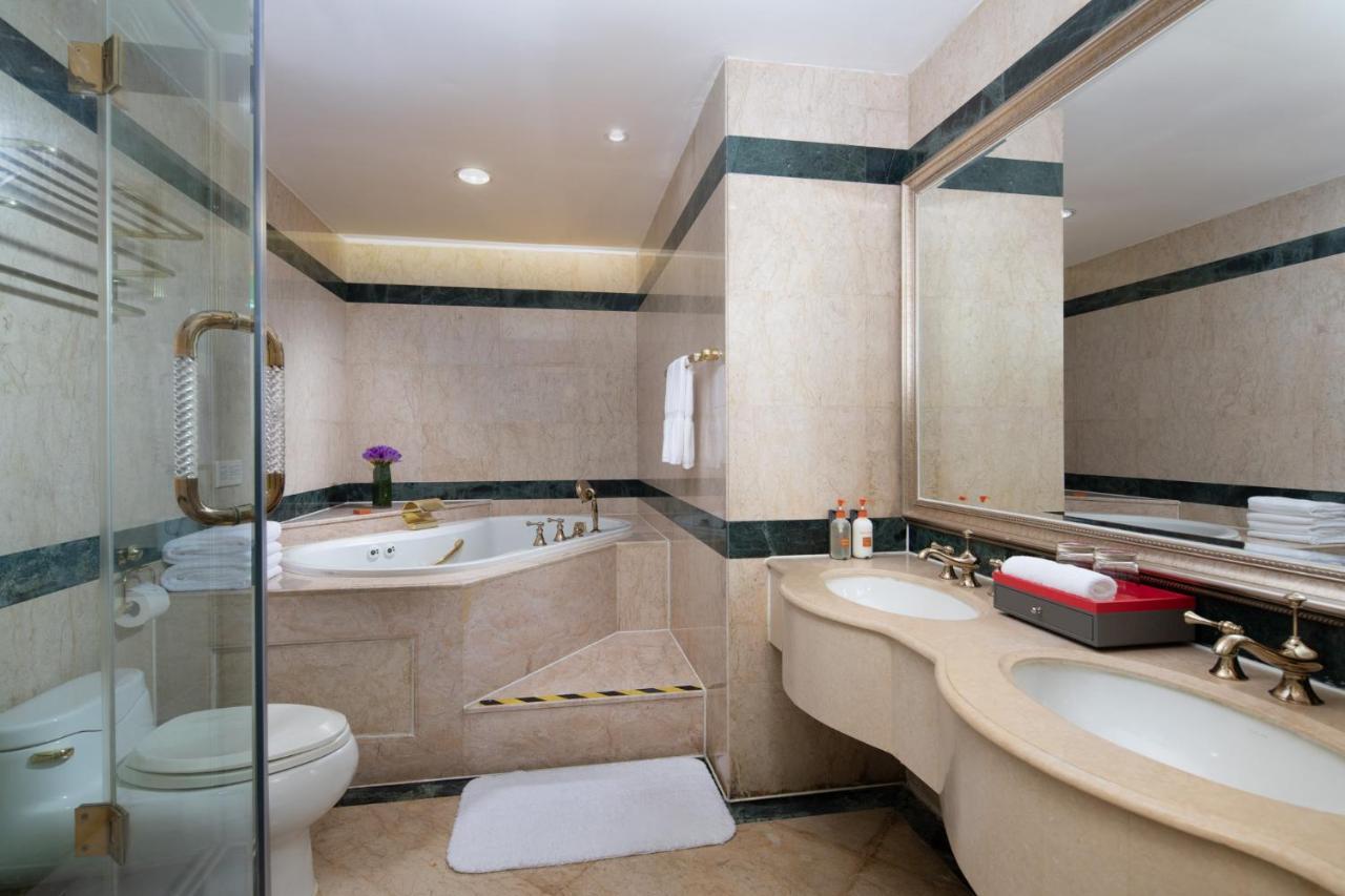 Crowne Plaza Shanghai Nanjing Road By Ihg Екстериор снимка A bathroom in a hotel
