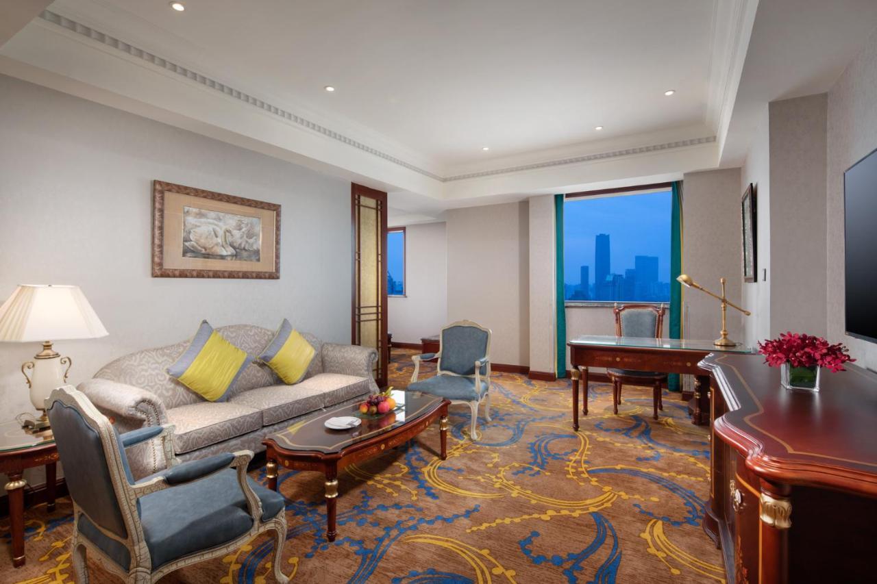 Crowne Plaza Shanghai Nanjing Road By Ihg Екстериор снимка A suite at the hotel