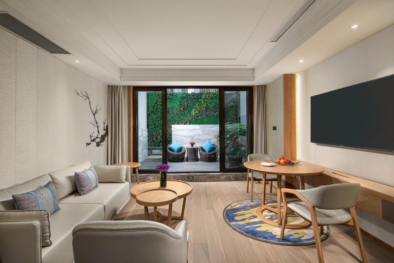 Crowne Plaza Shanghai Nanjing Road By Ihg Екстериор снимка A suite at the hotel