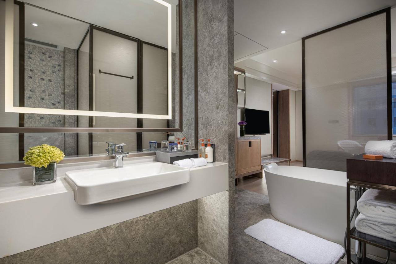 Crowne Plaza Shanghai Nanjing Road By Ihg Екстериор снимка Bathroom