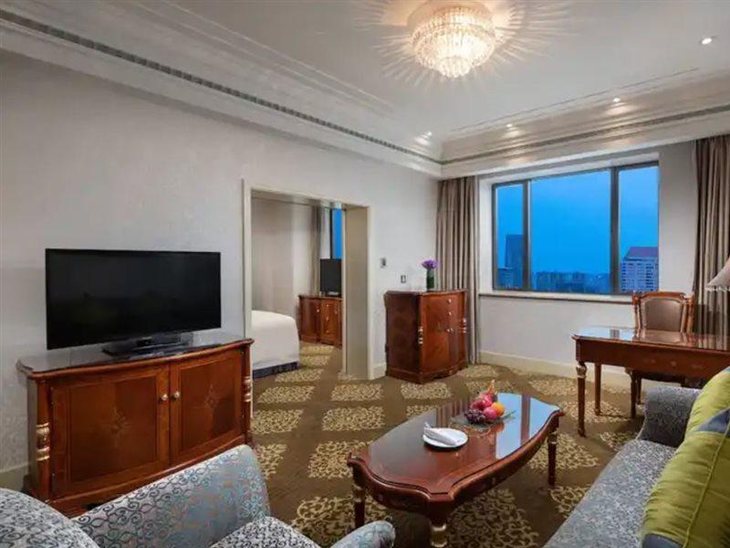 Crowne Plaza Shanghai Nanjing Road By Ihg Екстериор снимка A suite at the hotel