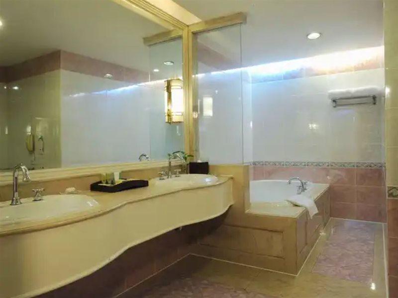 Crowne Plaza Shanghai Nanjing Road By Ihg Екстериор снимка Bathroom
