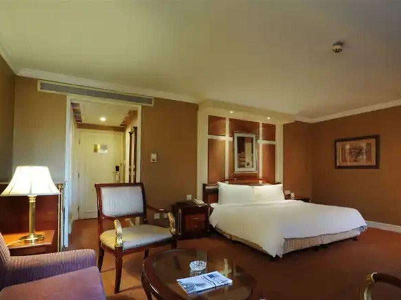 Crowne Plaza Shanghai Nanjing Road By Ihg Екстериор снимка A room at the hotel