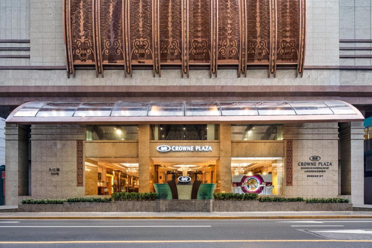 Crowne Plaza Shanghai Nanjing Road By Ihg Екстериор снимка The entrance of the hotel