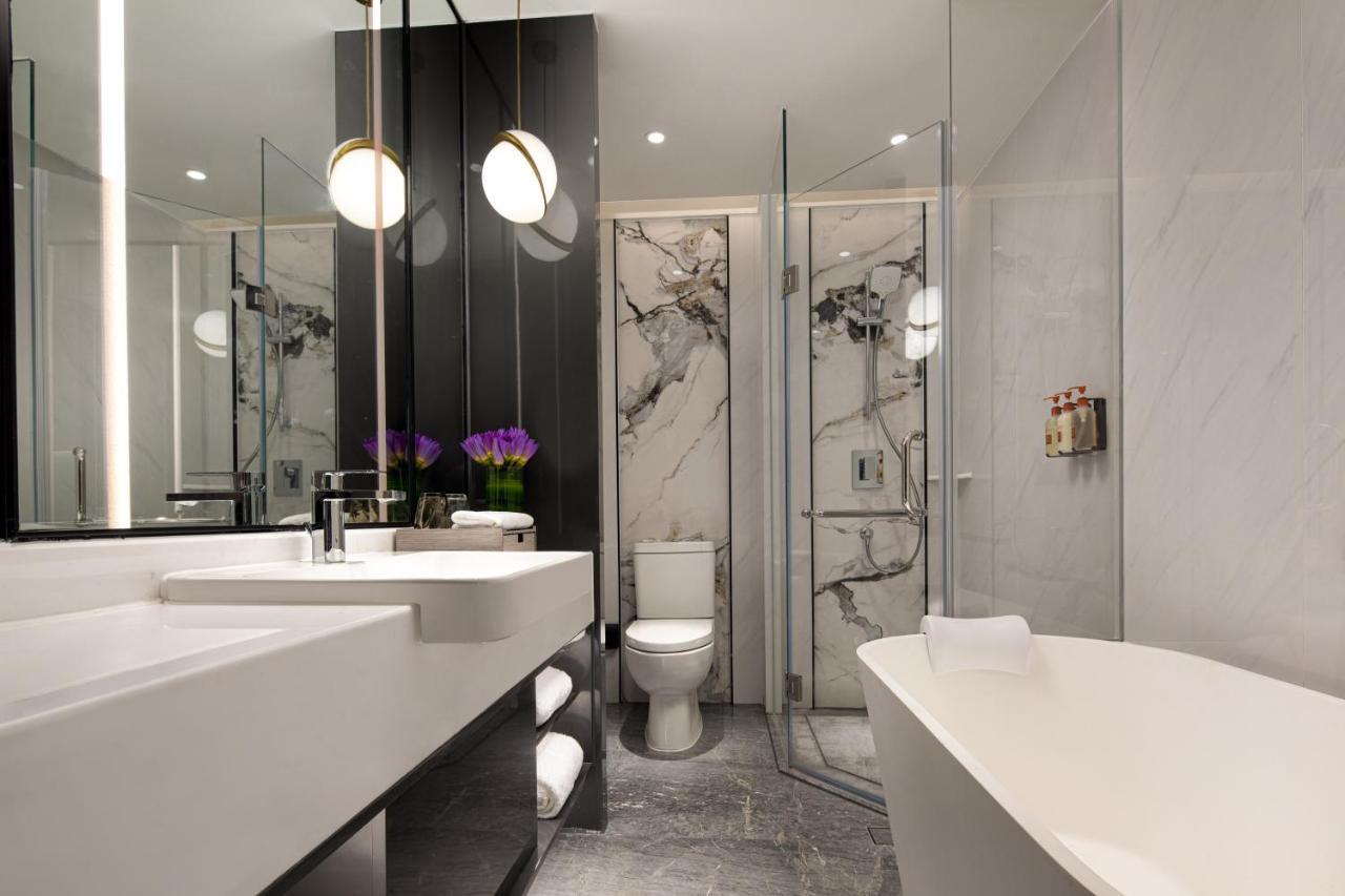 Crowne Plaza Shanghai Nanjing Road By Ihg Екстериор снимка Bathroom