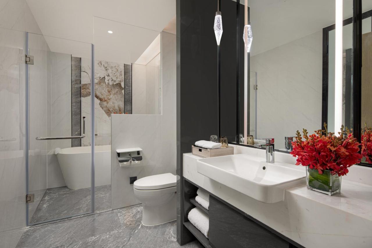 Crowne Plaza Shanghai Nanjing Road By Ihg Екстериор снимка A bathroom