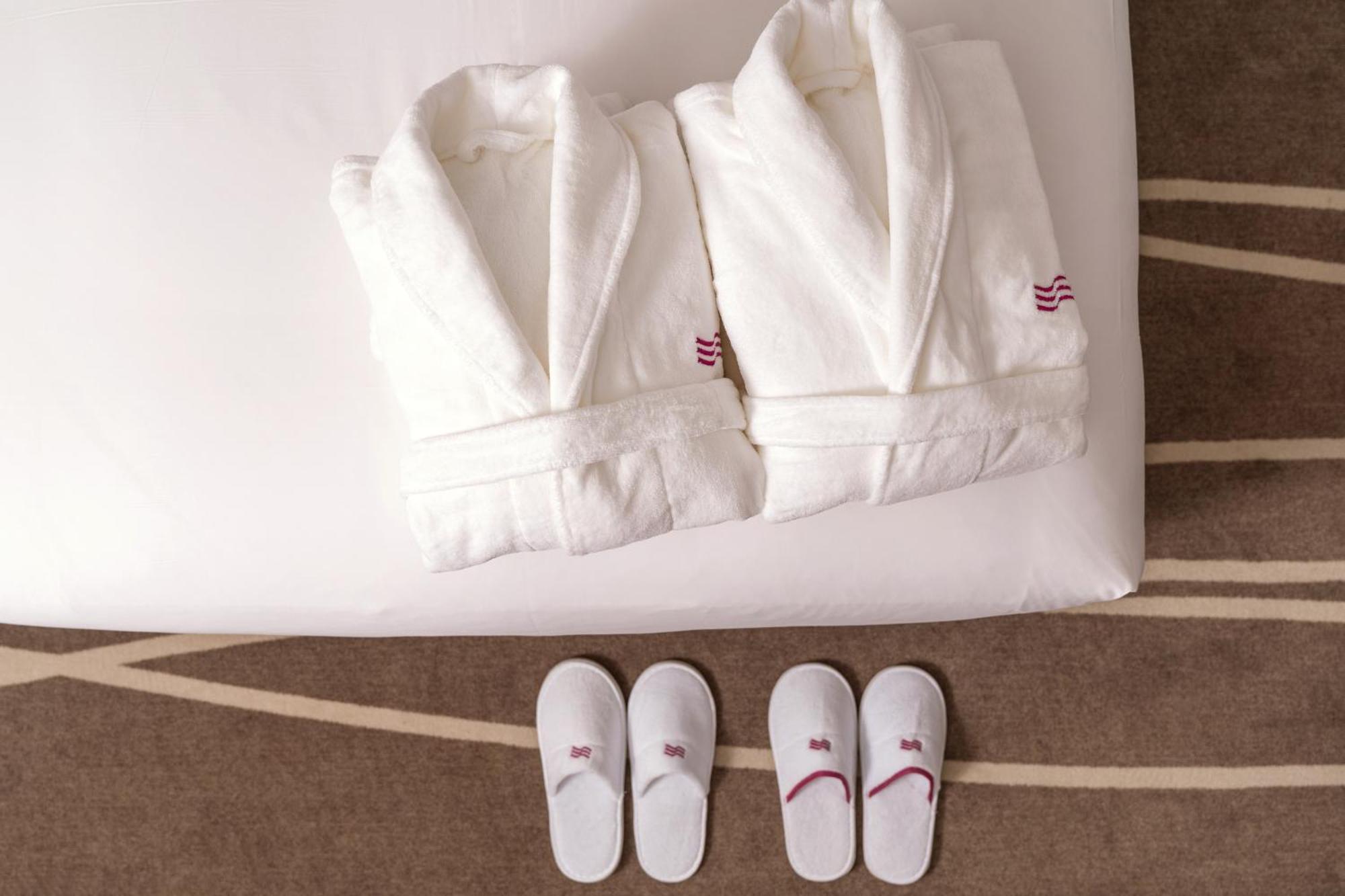Crowne Plaza Shanghai Nanjing Road By Ihg Екстериор снимка Bathrobe and slippers